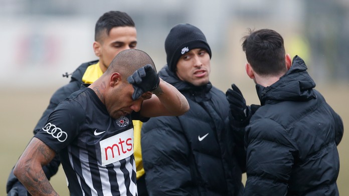 Hráč Partizanu Belehrad Everton Luiz si utiera slzy po rasistických prejavoch na svoju osobu.