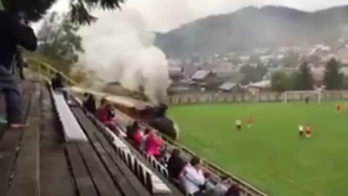 Vlak prechádza cez futbalový štadión 