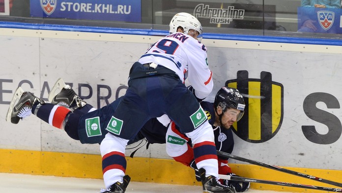 Matt Murlay (Slovan) a vpredu Nokelainen Petteri (Novgorod) v hokejovom stretnutí KHL HC Slovan Bratislava - Torpedo Nižnij Novg