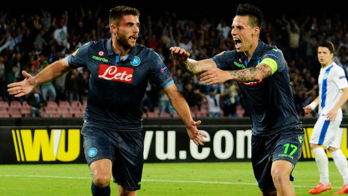 Na archívnej snímke kapitán Neapola Marek Hamšík a spoluhráč David Lopez. 