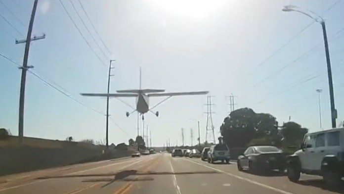 Lietadlo pristálo na rušnej ceste.