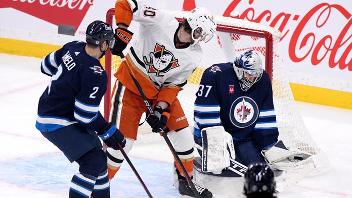 Slovenský hokejista v drese  Anaheimu Ducks Pavol Regenda (druhý zľava).