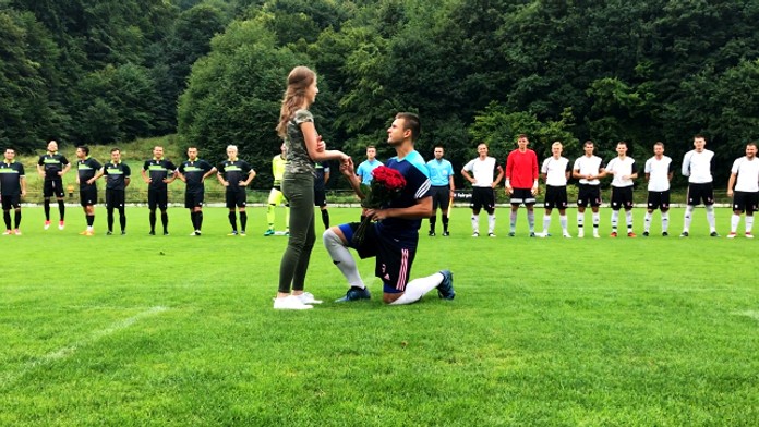 Futbalista žiada priateľku o ruku.
