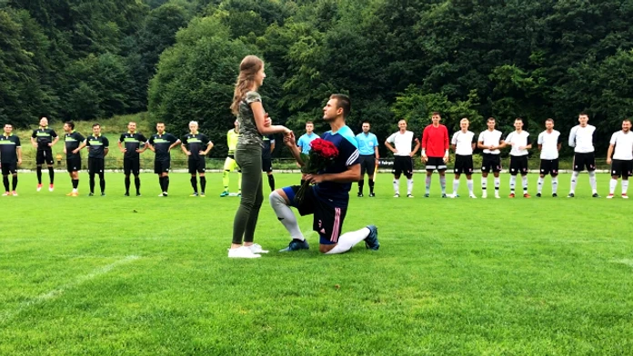 Futbalista žiada priateľku o ruku.