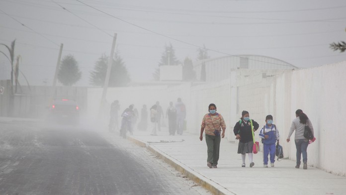 Príslušné úrady vyzvali obyvateľov, aby nosili masky a nedýchali jemný popol