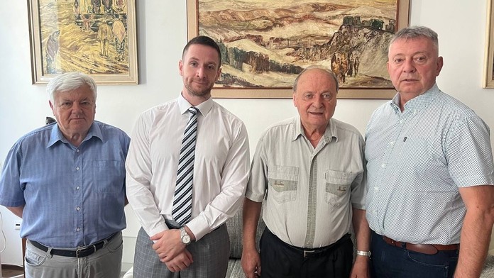 Milan Uhrík s Viliamom Longauerom ( v strede) 