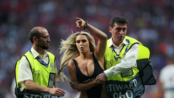 Fanúšička, ktorá vtrhla na trávnik počas finále LM medzi Tottenhamom a Liverpoolom.