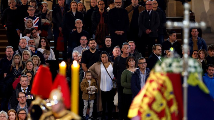 Ľudia si uctievajú pamiatku pri rakve s telesnými pozostatkami zosnulej britskej kráľovnej Alžbety II.