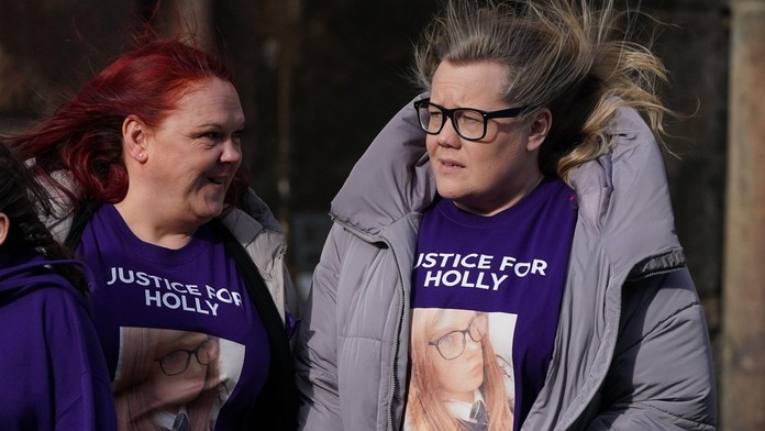 Len 15-ročnú Holly Newton prenasledoval a zavraždil jej bývalý priateľ.