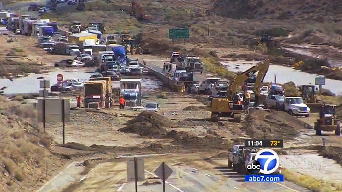 Uväznené autá na ceste po zosuvoch pôdy v Kalifornii následkom počasia.