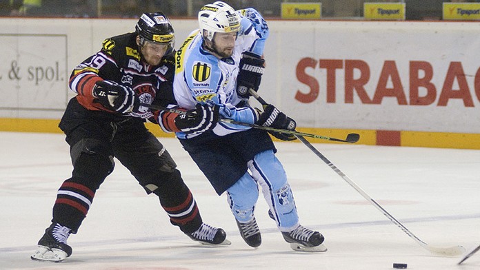 Na archívnej snímke Roman Tománek (vpravo) a center Banskej Bystrice Milan Kytnár. 