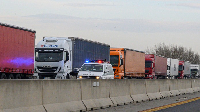 Stojace kamióny a polícia na diaľnici D1 v smere od Trnavy do Bratislavy.