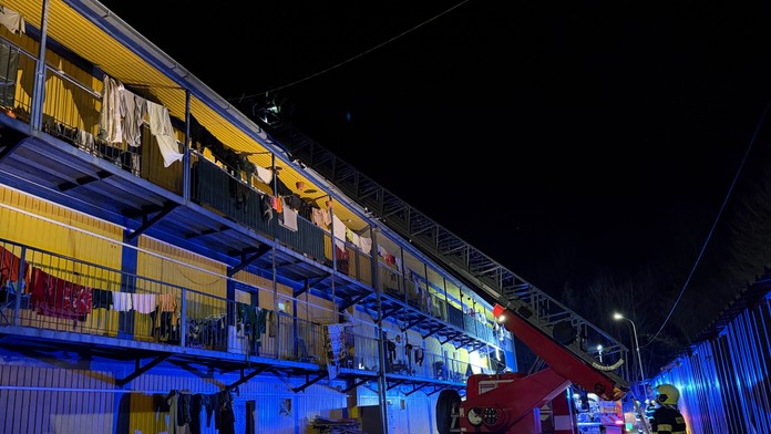 Vo Svidníku horí bytovka, hasičom sa podarilo požiar lokalizovať