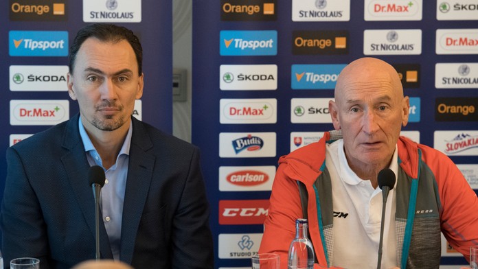 Zľava generálny manažér reprezentácií Slovenska Miroslav Šatan a tréner A tímu Slovenska Craig Ramsay.