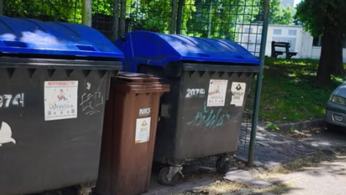 Smetná nádoba, do ktorej seniorka vložila 20-tisíc a naletela podvodníkom.