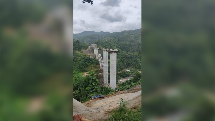 VIDEO: V Indii sa zrútil rozostavaný most s desiatkami robotníkov, najmenej 17 z nich zahynulo