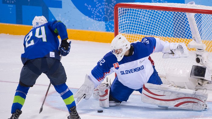 Slovinský hokejista Rok Tičar prekonáva slovenského brankára Branislava Konráda v samostatných nájazdoch.