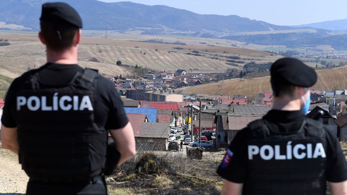 Polícia stráži uzavretú osadu v Bystranoch.