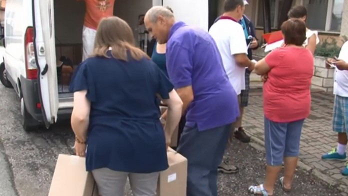 Rozdávali balíkov potravinovej pomoci bez kriku a tlačenice. Objavili sa ale komplikácie