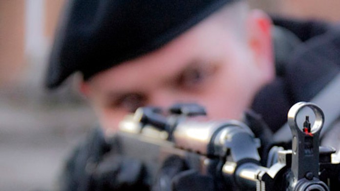 Policajt so samopalom