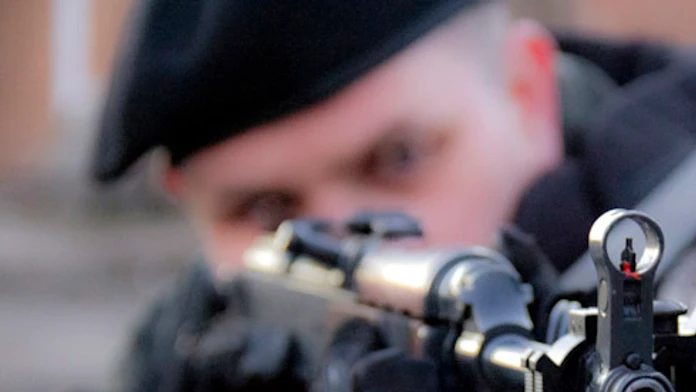 Policajt so samopalom