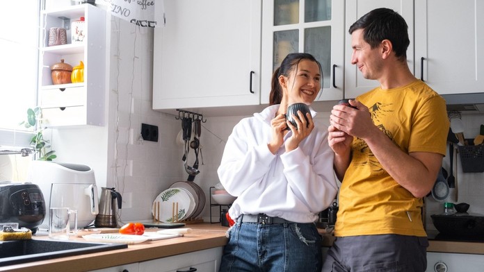 Manželský pár v kuchyni (ilustračná snímka)