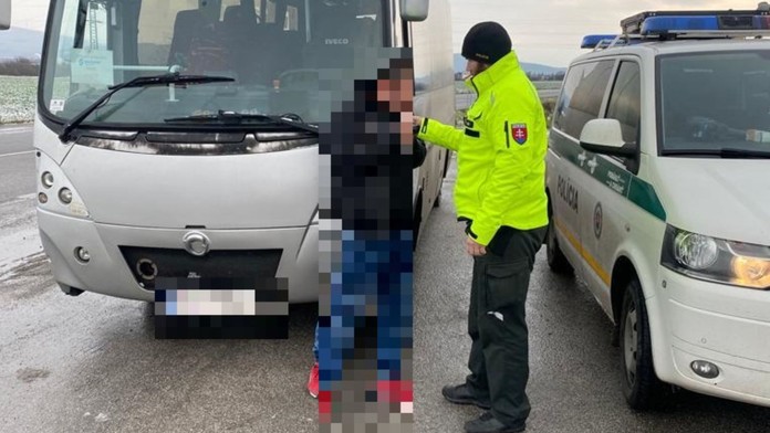 Vodič autobusu viezol cestujúcich po zasneženej a mrznúcej ceste. Pri kontrole nafúkal