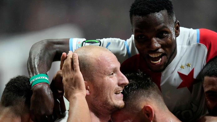 Hráči Slávie oslavujú gól Ivana Schranza.