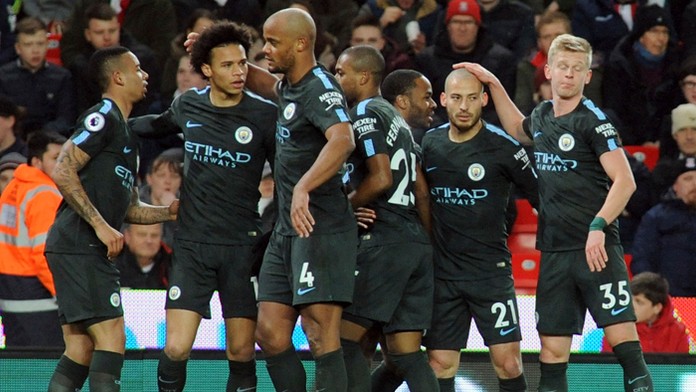 Hráč Manchester City David Silva (druhý sprava) sa teší  so spoluhráčmi po strelení gólu do siete Stoke City.