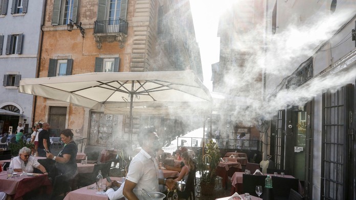 Na snímke volič vhadzuje hlasovací lístok v referende 7. februára 2015 v Komárne