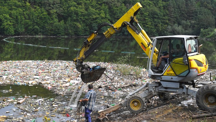FOTO: Ružín opäť plný odpadkov. Priplavilo ich sem z nelegálnych skládok