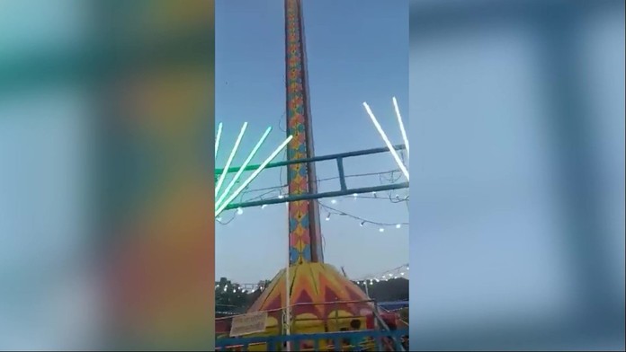 VIDEO: Hrozivá nehoda na kolotočoch v Indii. Po odtrhnutí kábla sa zrútila atrakcia plná detí