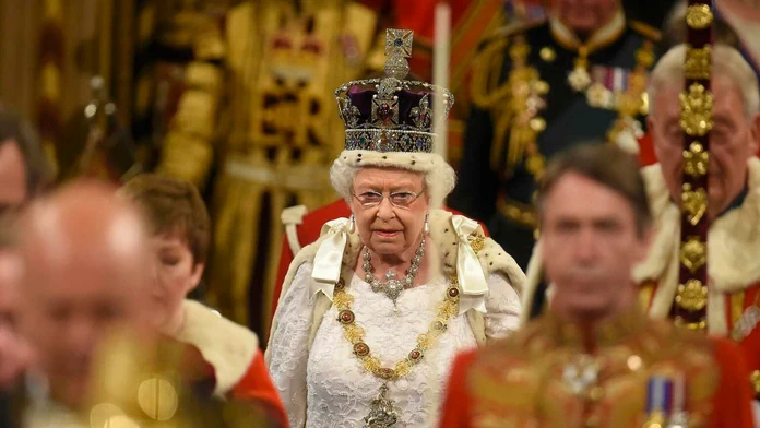 Kráľovná Alžbeta II. prichádza do britského parlamentu.