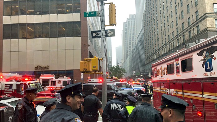 Panika na newyorskom Manhattane: Do budovy vrazil vrtuľník, pri nehode zahynul pilot