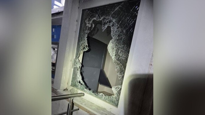 Dvaja muži poškodili bankomat