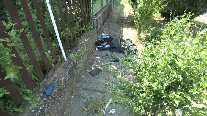 Motorkára zastavil až plot.