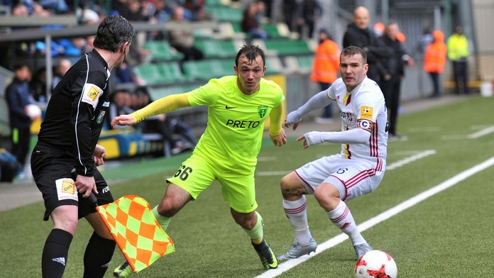 Na snímke zľava Miroslav Káčer (MŠK Žilina) a Tomáš Ďubek (MFK Ružomberok)