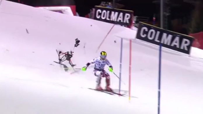 Hirschera takmer trafil dron.