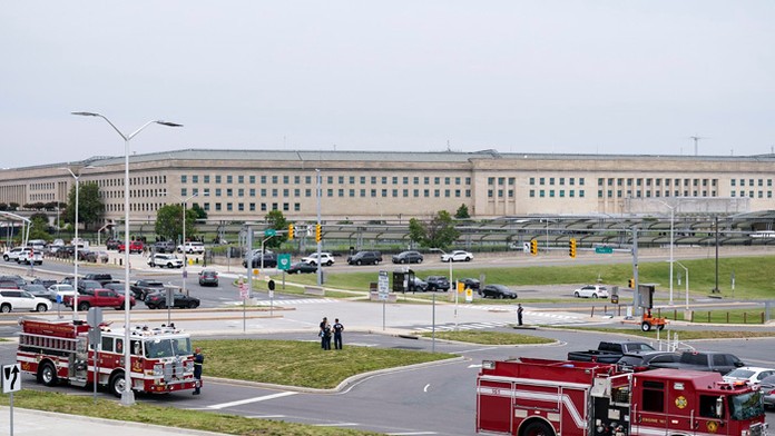 Záchranné zložky pred Pentagonom. 