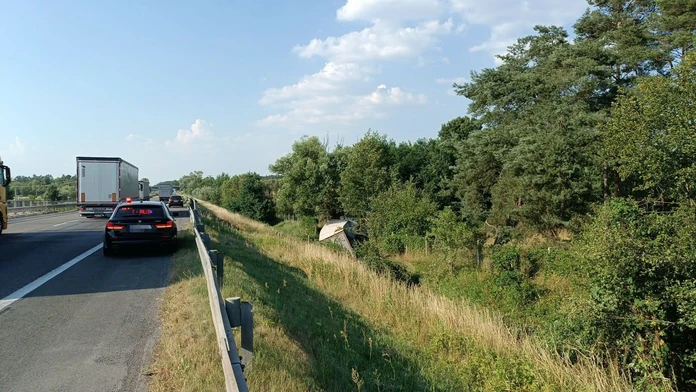 Tragická nehoda na diaľnici v smere do Česka. Nákladiak skončil mimo cesty, vodičovi už nedokázali pomôcť