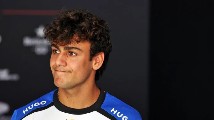 Mladík boduje v F1, no vodičský preukaz stále nemá. Komplikácie s cestovaním mu pomáha riešiť mama