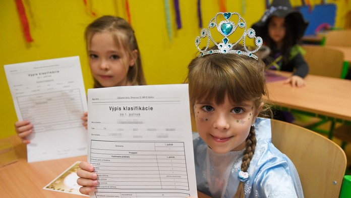 Psychologička o polročnom vysvedčení: Pre dieťa je často dostatočným trestom už zlá známka