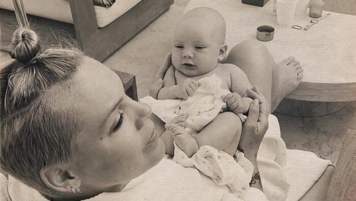 Pink so synom Jamesom Moonom