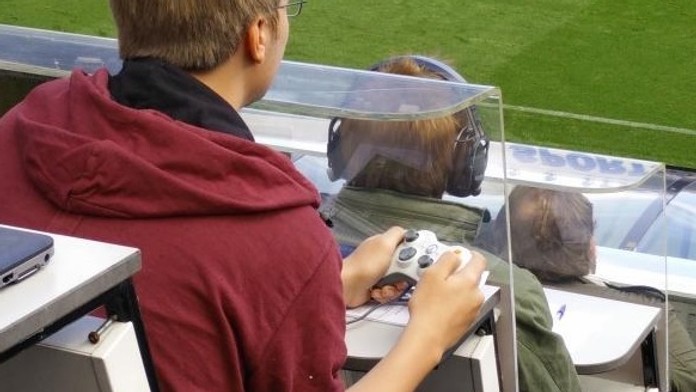 Chlapík držal ovládač naozaj pevne