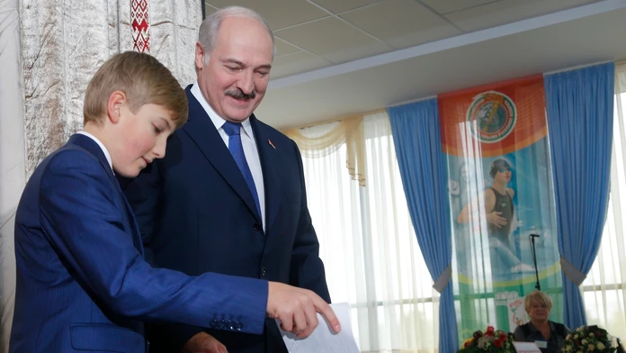 Bieloruský prezident Alexander Lukašenko a jeho najmladší syn Nikolaj počas hlasovania v prezidentských voľbách