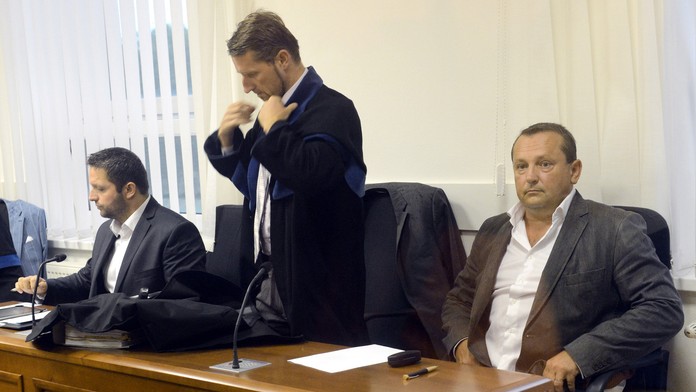 Na snímke obžalovaní Patrik Pachinger (vpravo) a Dávid Brtva (vľavo) - archívna snímka (2014)