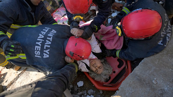 Záchranári vytiahli ženu z trosiek budovy, ktorá sa zrútila v dôsledku zemetrasenia v meste Kahramanmaraš.