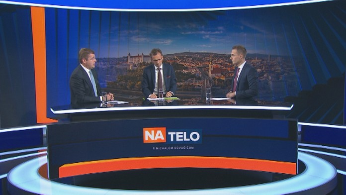 Na telo s Michalom Kovačičom, hostia Peter Žiga (vľavo) a Ľubomír Galko (v strede).