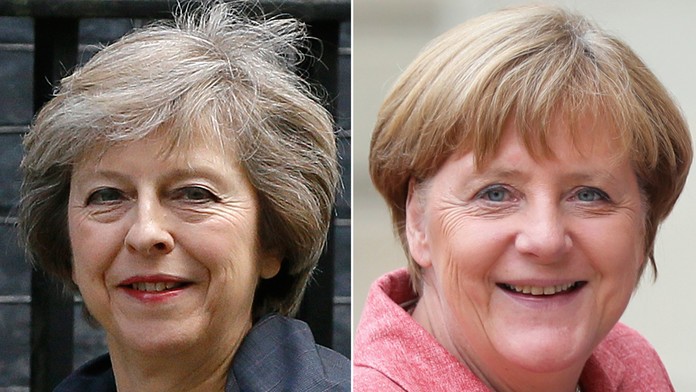 Nová britská premiérka Theresa Mayová (vľavo) a nemecká kancelárka Angela Merkelová.