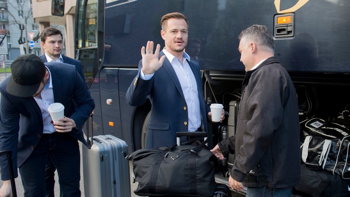 Na snímke uprostred kapitán Vladimír Dravecký a vľavo Libor Hudáček.